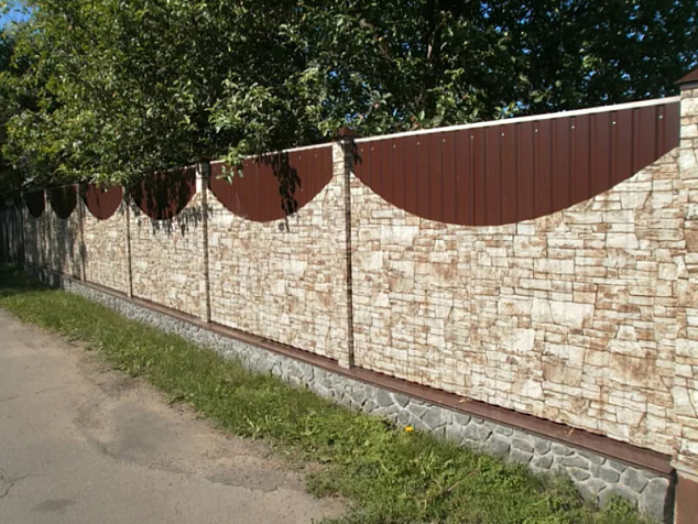 Забор из профнастила под кирпич комбинированный