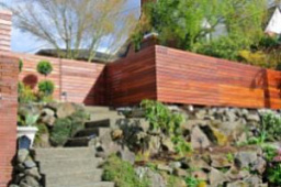 Горизонтальный красивый деревянный забор штакетника