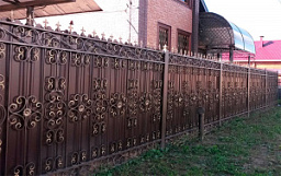 Коричневый забор из профнастила с кованными элементами