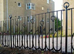 Кованный забор с ажурным рисунком