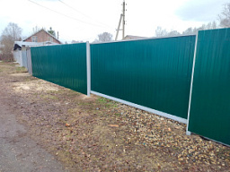 Ворота для частного дома из металла зеленого цвета