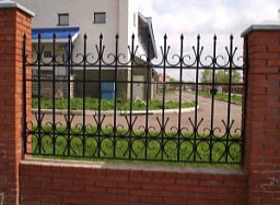Забор сварной с ковкой на крипичных столбах