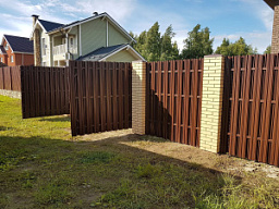 Забор для дачи из штакетника и профнастила с распашными воротами