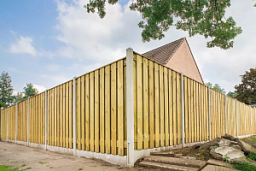 Вертикальный деревянный забор на ленточном фундаменте