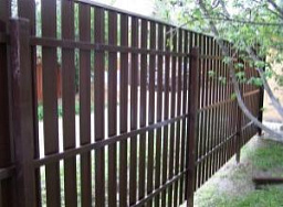 Забор из дерева на железных столбах для дачного участка