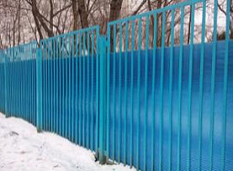 Голубой комбинированный забор из поликорбоната и металлических прутьев