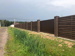 Горизонтальный забор из дерева для загородного участка