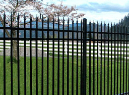 Забор из металлических прутьев для загородного участка