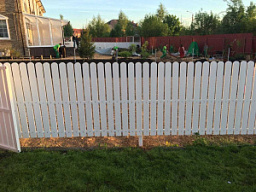 Белый забор из деревянного штакетника
