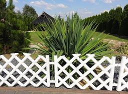 Белый декоративный деревянный забор для сада