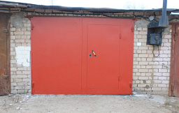 Металлические гаражные ворота красные распашные