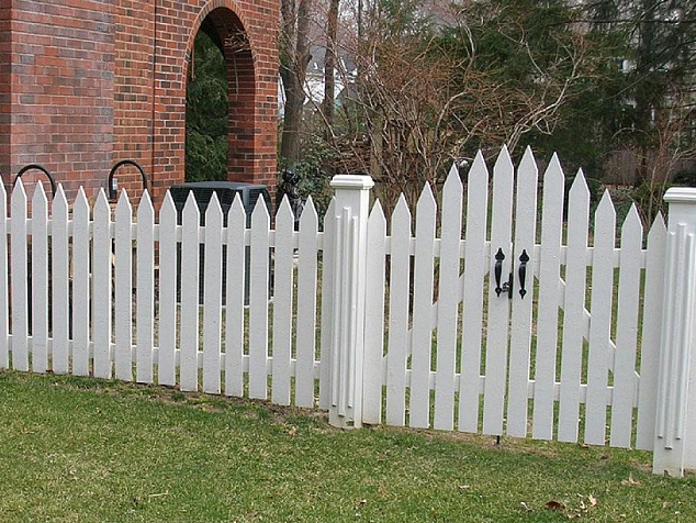 Забор из деревянного штакетника белого цвета