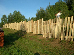 Забор на участке деревянный