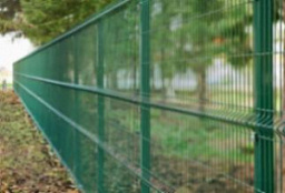 Зеленый забор из 3 д сетки для парковой зоны