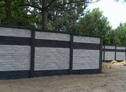 Серый бетонный забор для автодороги