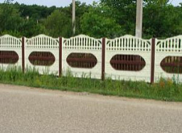 Белый бетонный забор для ограждения дороги