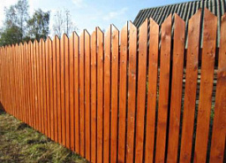 Вертикальный забор из дерева для дачи