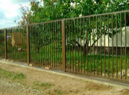 Забор из металлических прутьев с ленточным фундаментом
