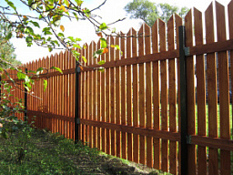 Вертикальный деревянный забор для дома