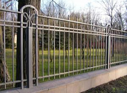 Забор из металлических прутьев для парковой зоны