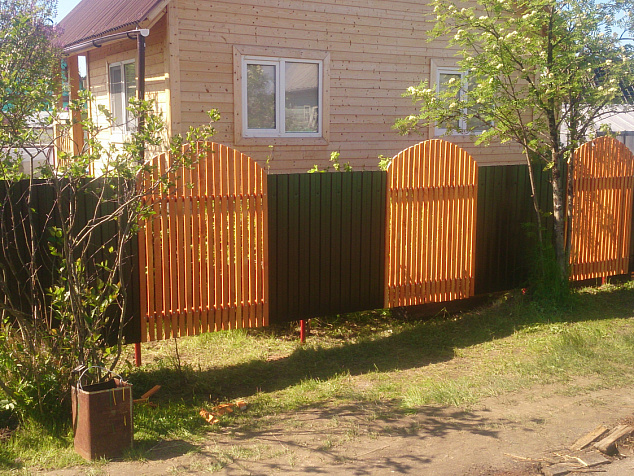 Забор комбинированный из деревянного штакетника и профнастила