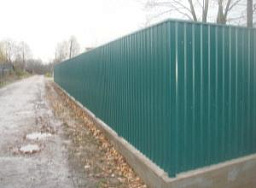 Забор для дачи из профнастила на бетонном ленточном фундаменте