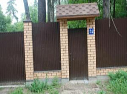 Забор с кирпичными столбами и профильным листом