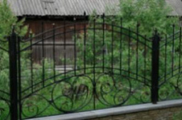 Кованный забор на металлических столбах