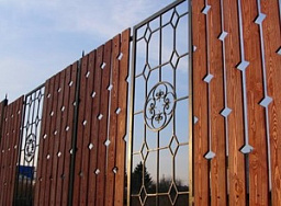 Забор для частного дома из дерева с ковкой и резьбой
