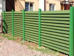 Зеленый реечный забор для загородного участка