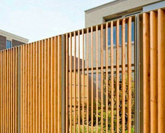 Забор вертикальный из деревянных штакетников