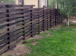 Темный плетенный забор из дерева для дома