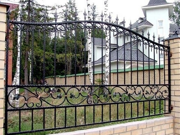 Сварной забор с ковкой и пиками черного цвета