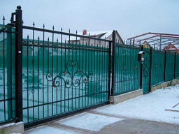 Кованый забор из поликарбоната зеленого цвета