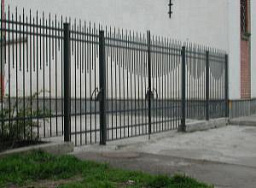 Забор из металлических прутьев черного цвета