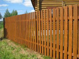 Сплошной деревянный забор из штакетника