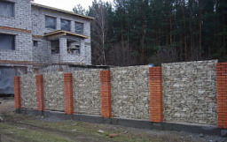 Забор из профнастила с покрытием под камень