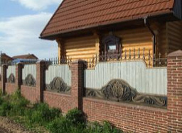 Забор для частного дома из дерева с ковкой и кирпичными столбами