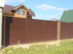 Коричневый горизонтальный красивый забор для частного дома из профнастила
