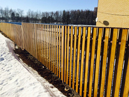 Вертикальный забор из деревянного штакетника