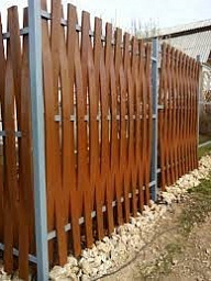Светлый плетеный забор из деревянного штакетника
