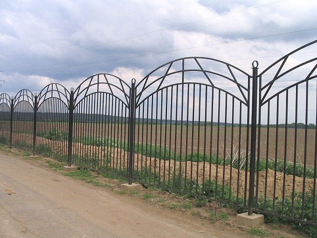 Забор из металлических прутов аркой