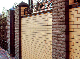 Комбинированный забор с кирпичной облицовкой и кованными элементами