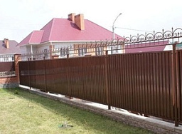 Забор из профнастила с ковкой на металлических столбах
