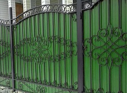 Зеленый забор из профильного листа с кованными элементами с калиткой