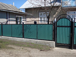 Зеленый забор из профнастила для загородного дома