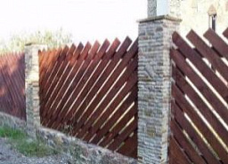 Красивый забор из косого деревянного штакетника