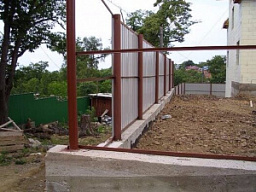 Забор из профнастила и бетона