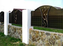 Забор с ковкой из поликарбоната на каменном фундаменте