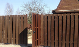 Забор из деревянного штакетника с калиткой